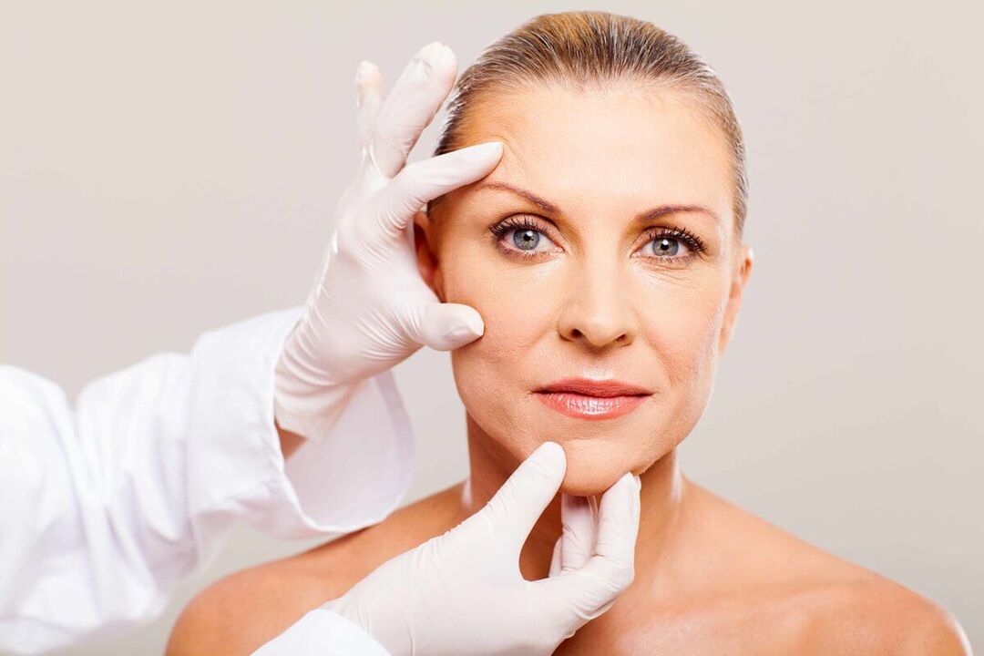 متخصص زیبایی روش مناسب برای جوانسازی پوست صورت را انتخاب می کند
