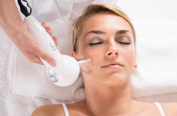 یک روش ماساژ با خلاء به پاکسازی پوست صورت و صاف کردن چین و چروک کمک می کند